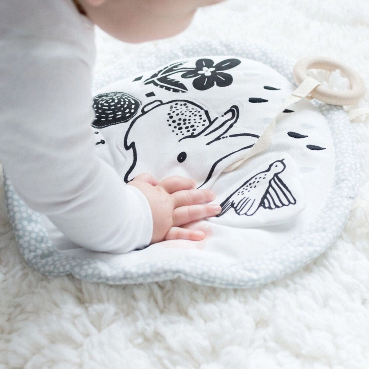 Petit tapis d'activité rond en coton bio Wee Gallery - Meadow