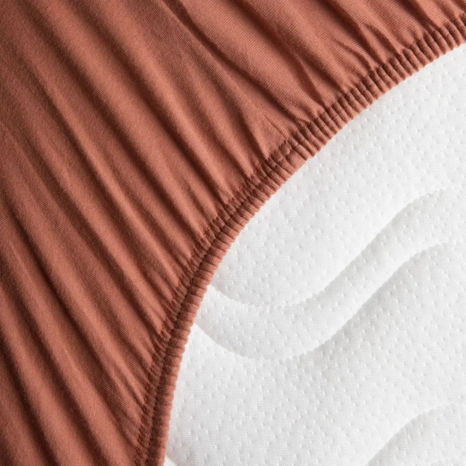 Drap housse en jersey de coton bio Kadolis pour lit bébé - Terracotta