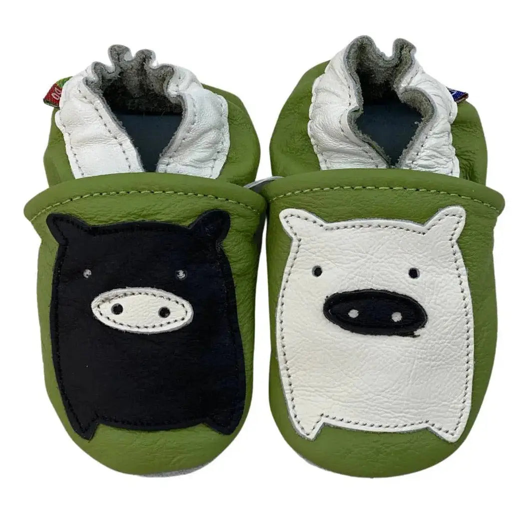 Chaussons cuir souple cochon noir et blanc fond vert Carozoo