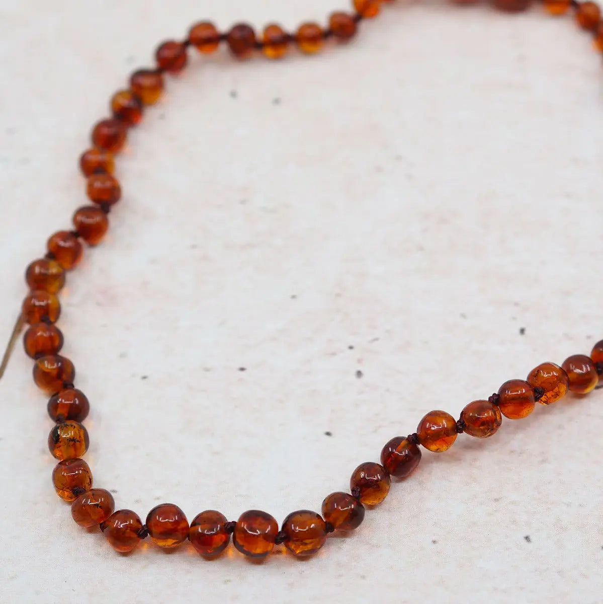 Collier d'ambre pour bébé Baroque Cognac foncé