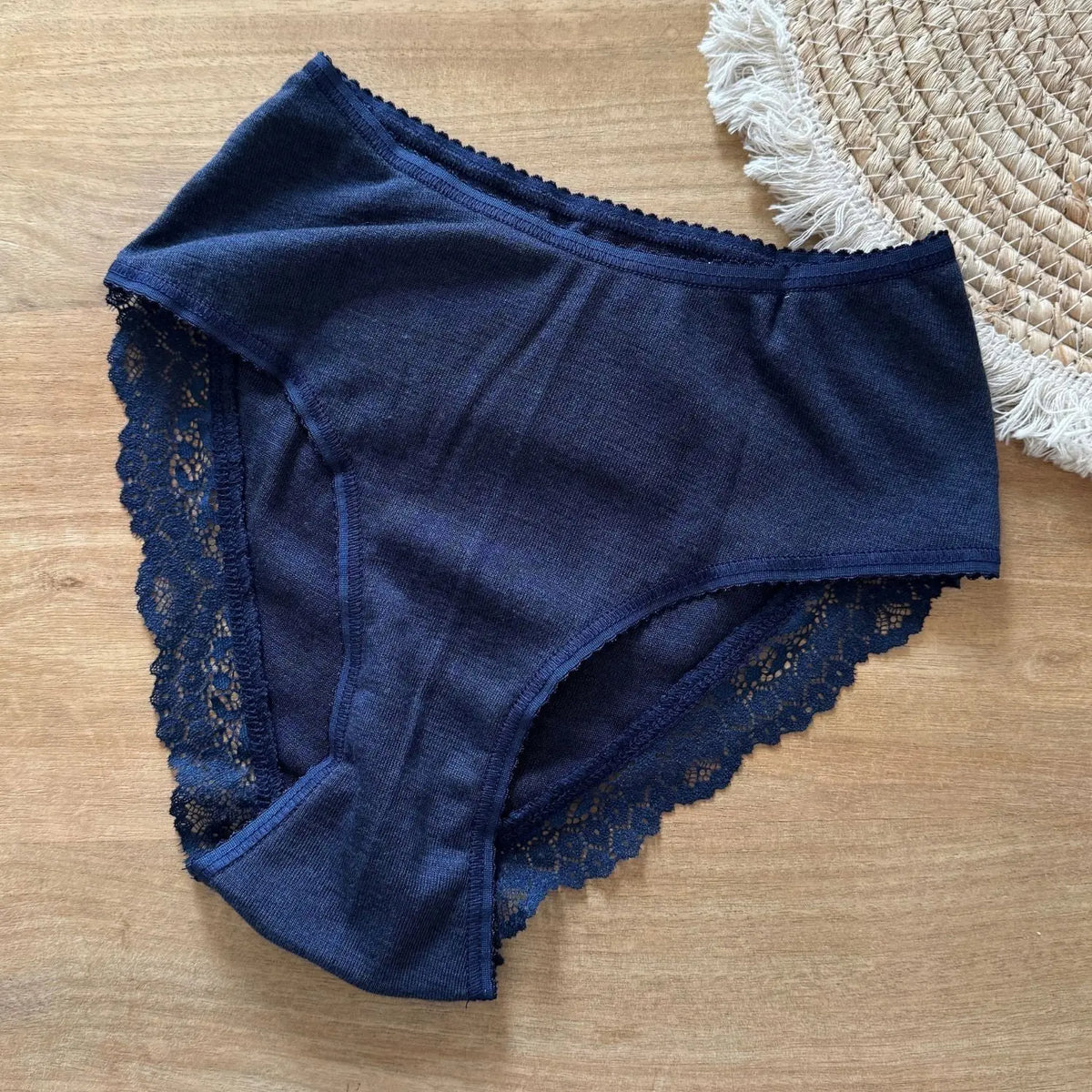 Culotte femme laine mérinos et soie à dentelle Engel Natur – bleu marine