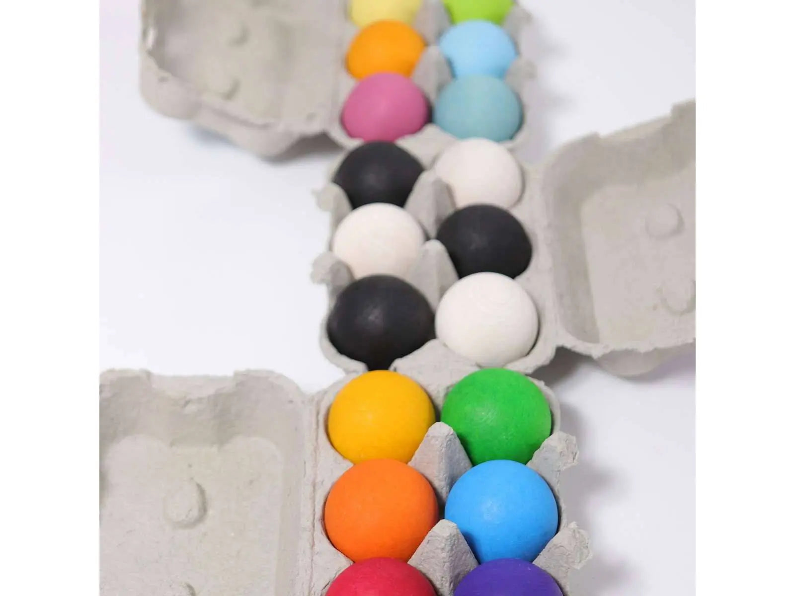 6 boules en bois monochrome Grimm's Grimms