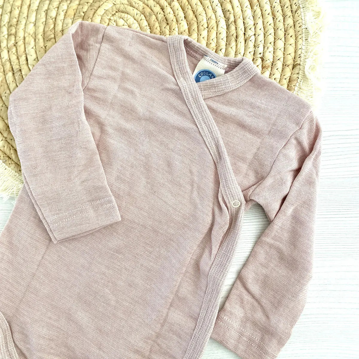 Un body en pure laine spécialement adapté pour les nouveaux-nés. De la marque Cosilana.