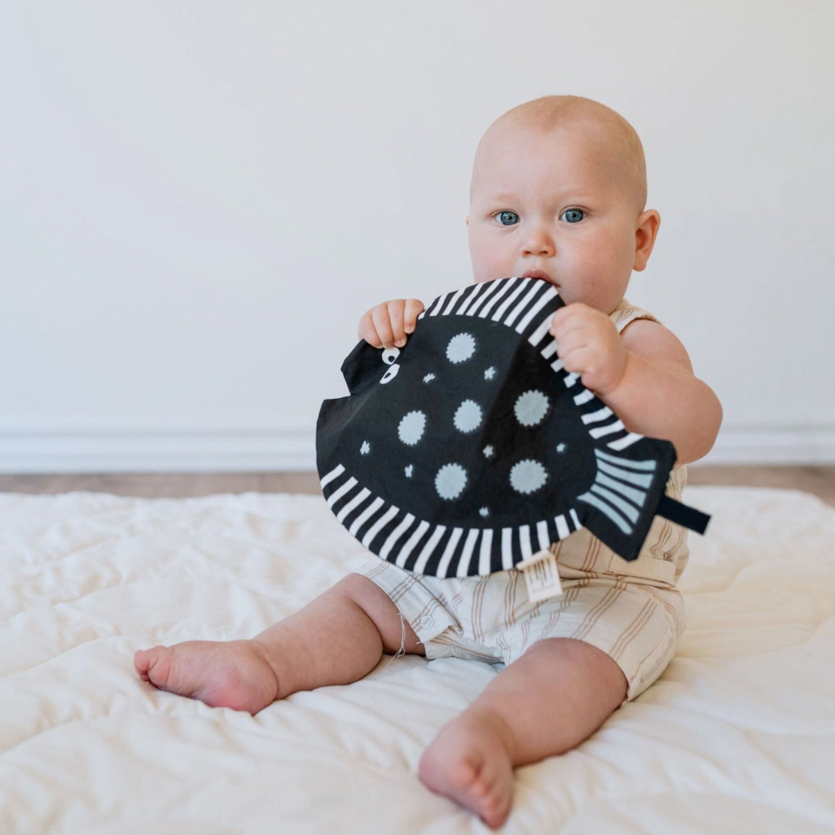 Jouet froissé en coton bio Wee Gallery Poisson