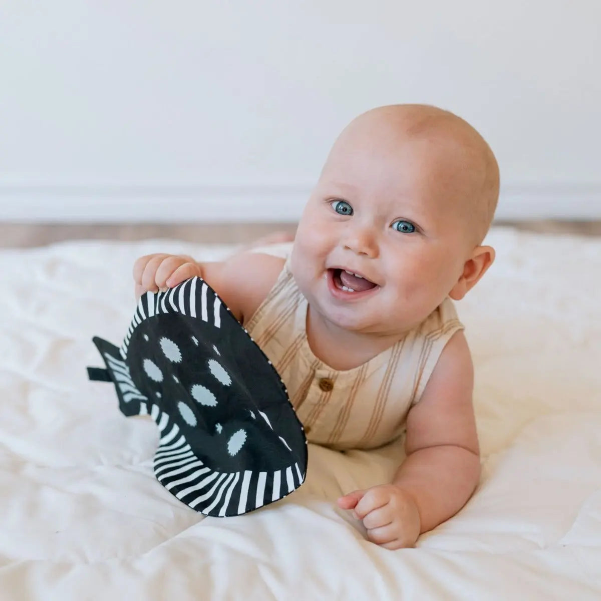Jouet froissé en coton bio Wee Gallery - Poisson - Lilinappy