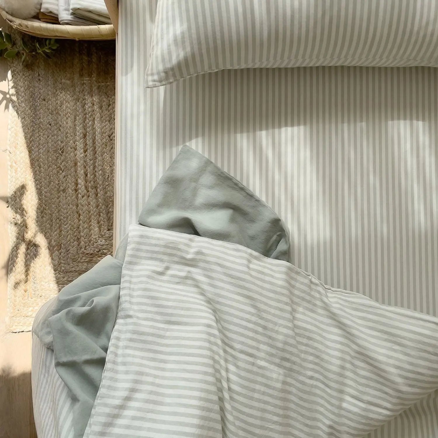 Drap-housse pour lit bébé en coton bio Kadolis - Rayé Tilleul