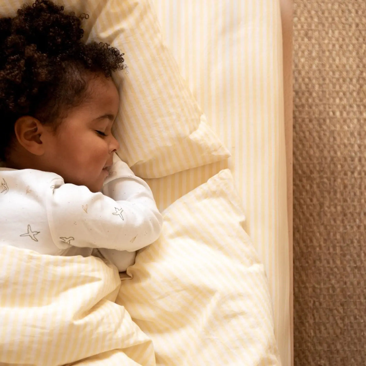 Drap housse coton bio Kadolis pour lit enfant - Rayures jaunes