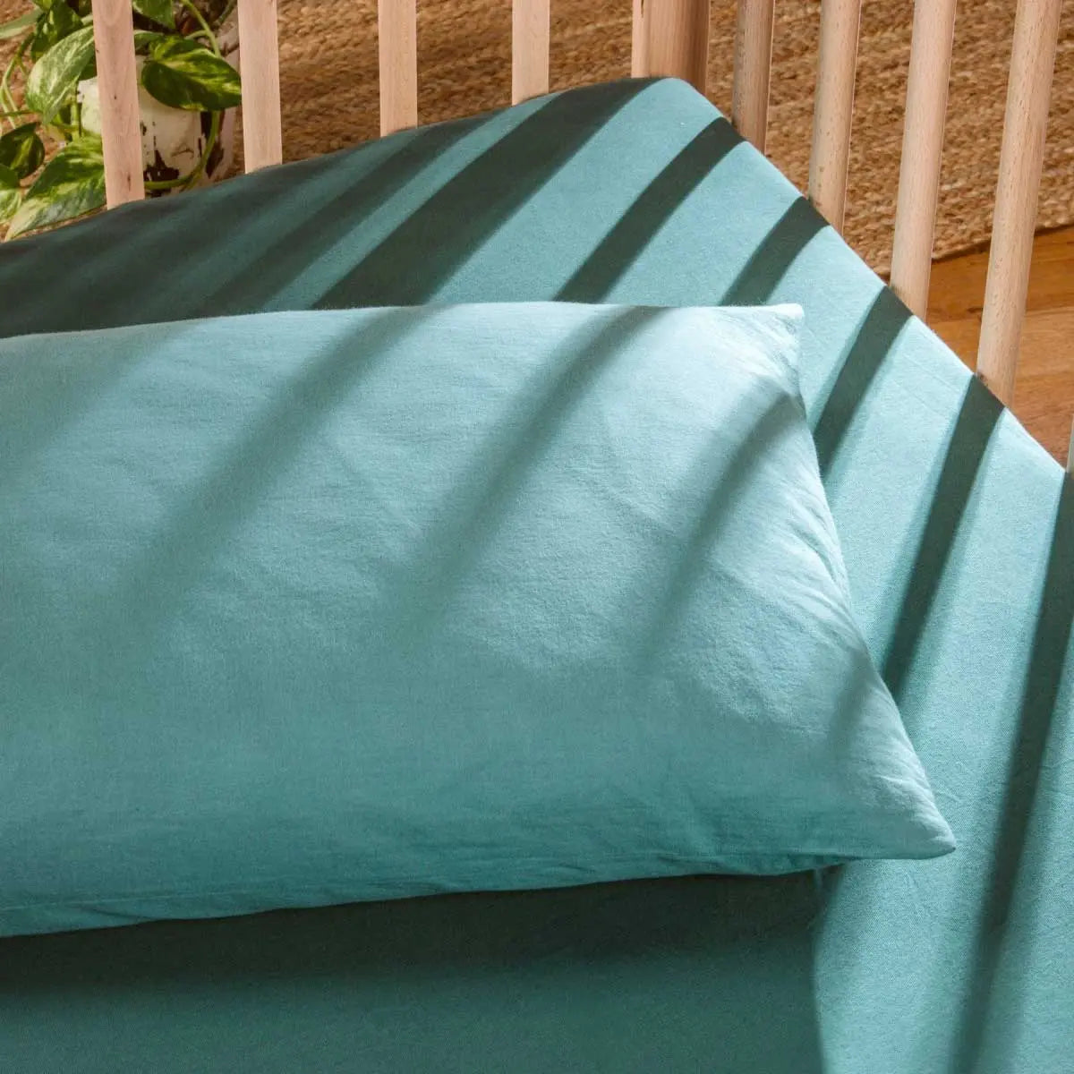 Taie d’oreiller bébé en coton bio Kadolis - Eucalyptus 40x60cm