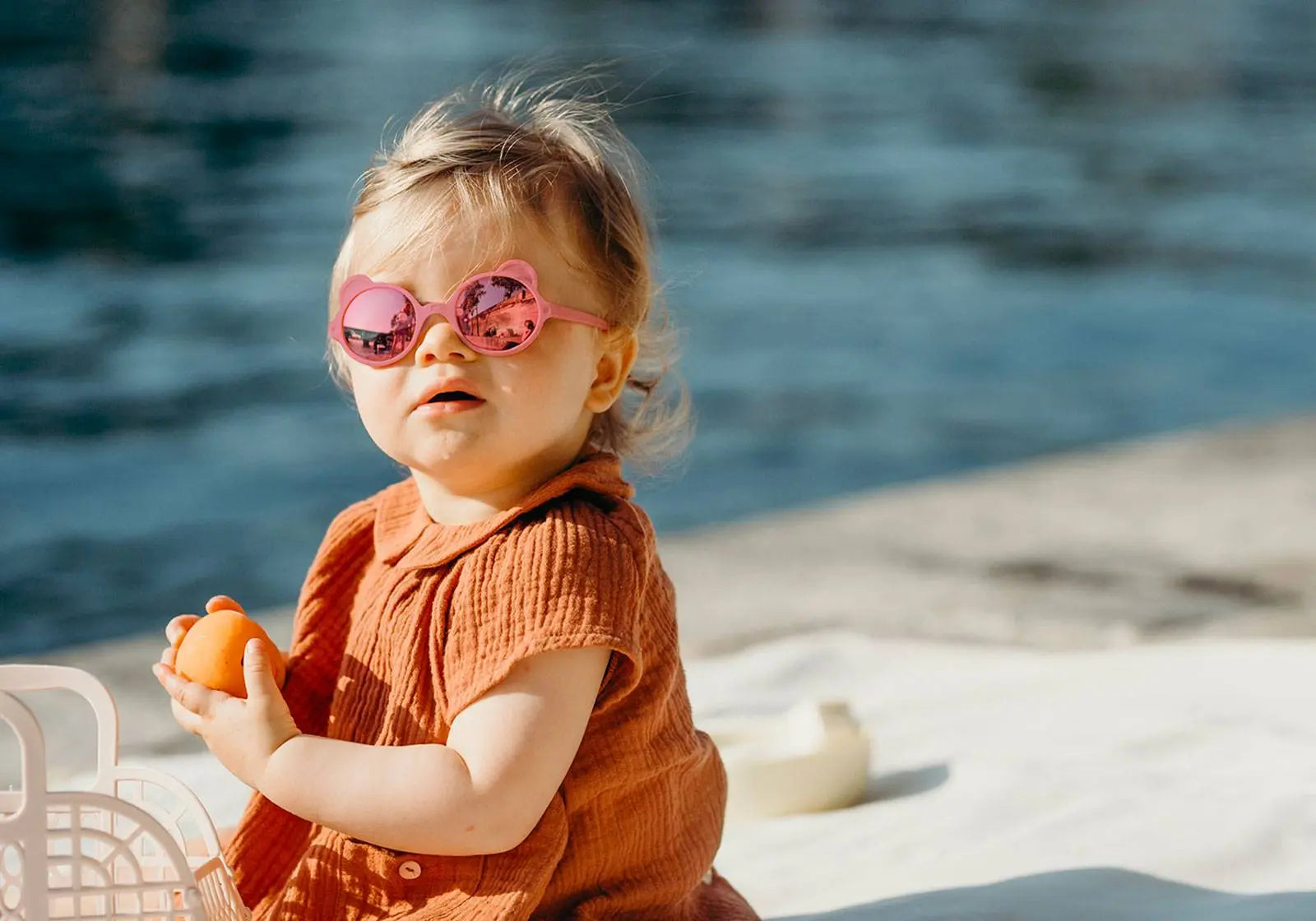 Lunettes de soleil enfants Ourson Ki ET La coloris Pêche, monture flexible et ergonomique incassable, verres miroir catégorie 3