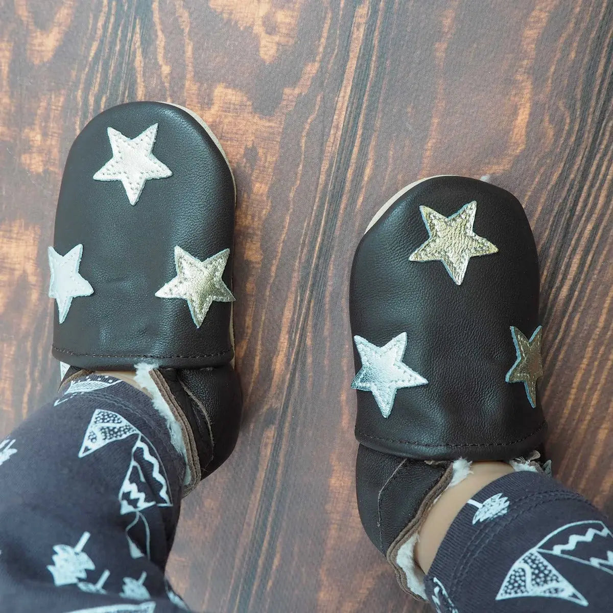 Chaussons en cuir fourrés Etoiles fond chocolat Lookidz