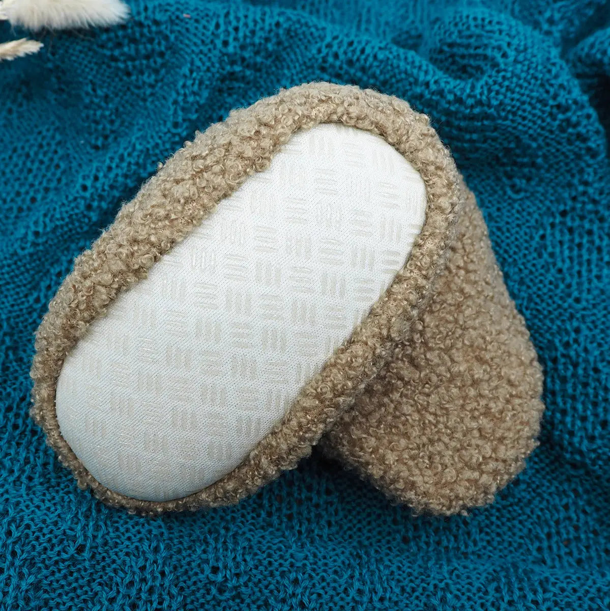 Chaussons doudou en coton Mrs Ertha - Peanut - Lilinappy