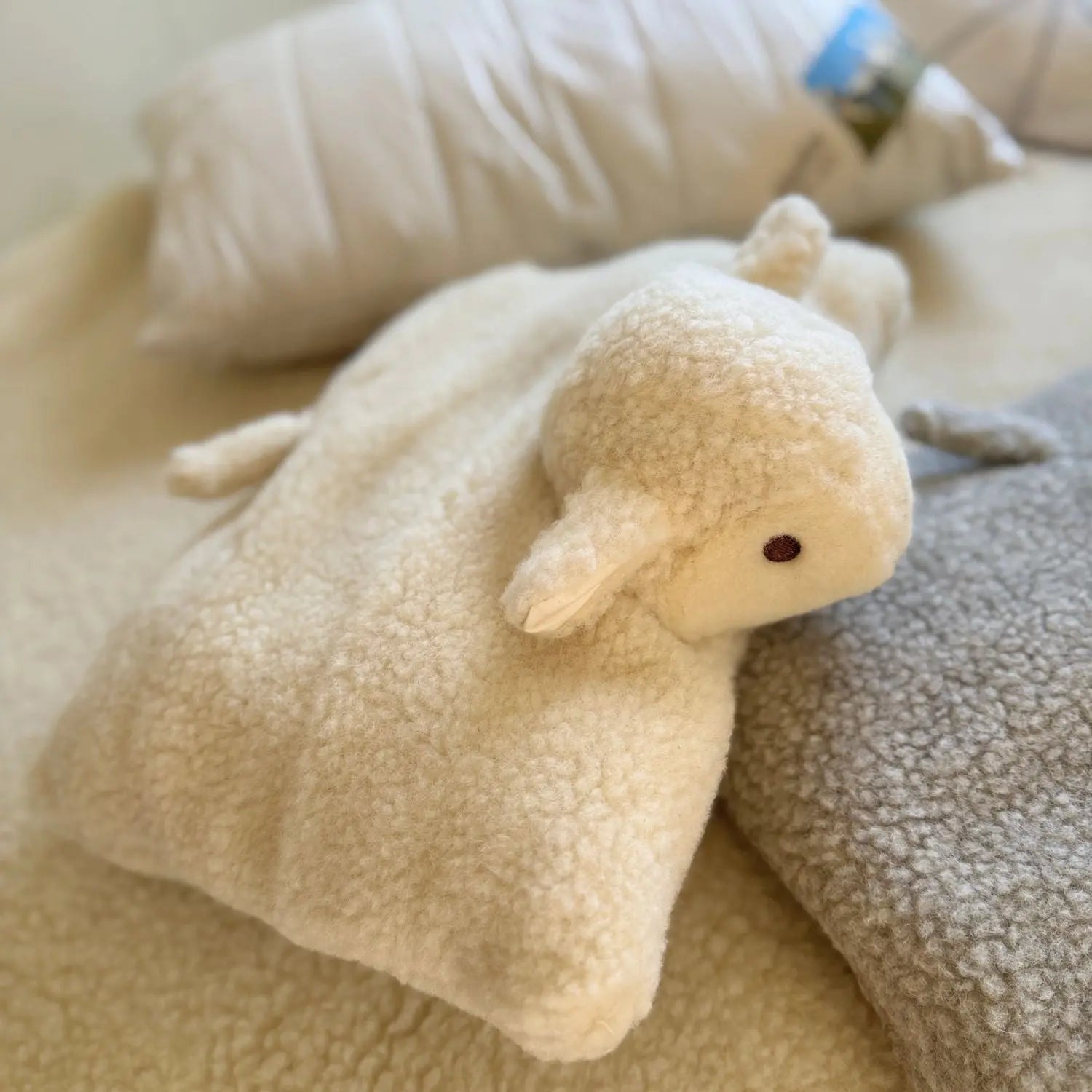 Coussin doudou mouton en laine vierge Sassoupi