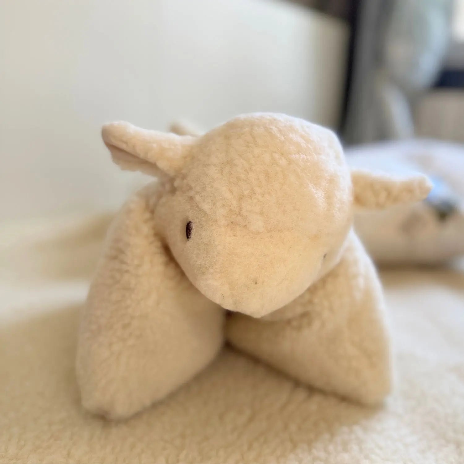 Coussin doudou mouton en laine vierge Sassoupi