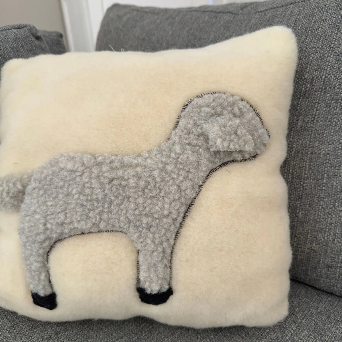 Coussin décoratif en laine vierge Mouton gris Sassoupi 40x40
