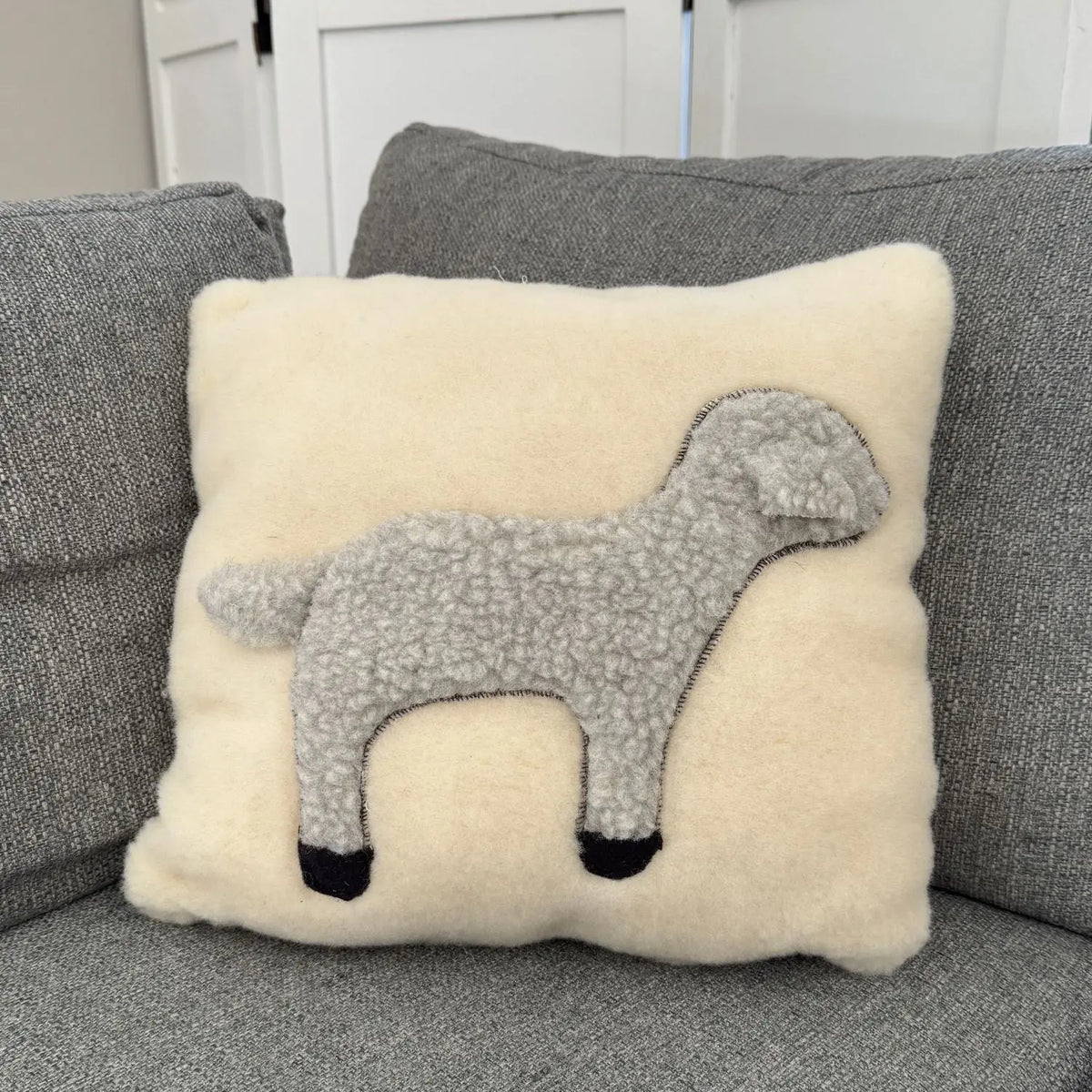 Coussin décoratif en laine vierge Mouton gris Sassoupi 40x40