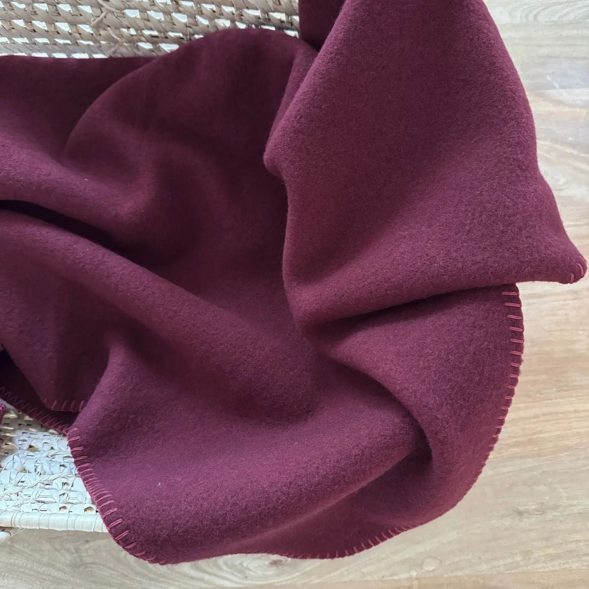 Couverture en laine d’agneau Caresse Sassoupi - Bordeaux