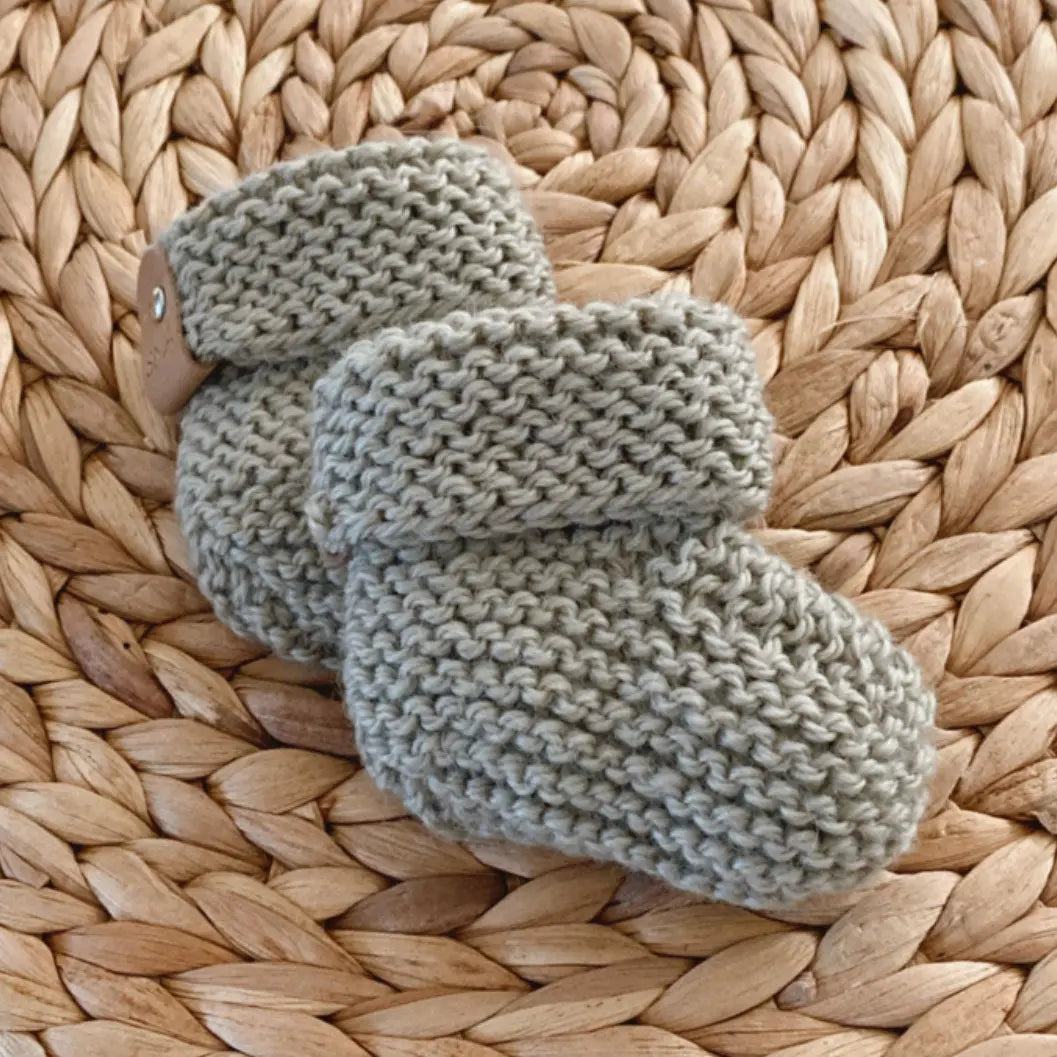 Chaussons tricotés à la main en laine SMA - Sage | Lilinappy
