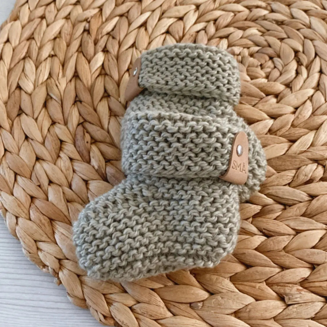 Chaussons tricotés à la main en laine SMA - Sage | Lilinappy