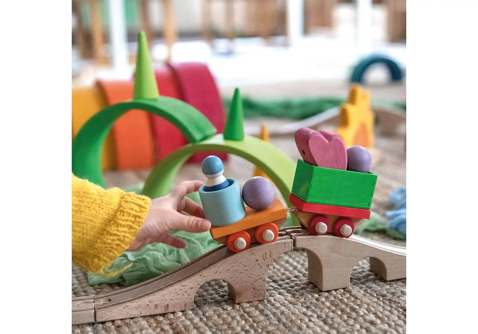 Petit train coloré en bois à empiler Grimm's, jouet libre en bois idéal pour développer la motricité et l'imagination des tout-petits
