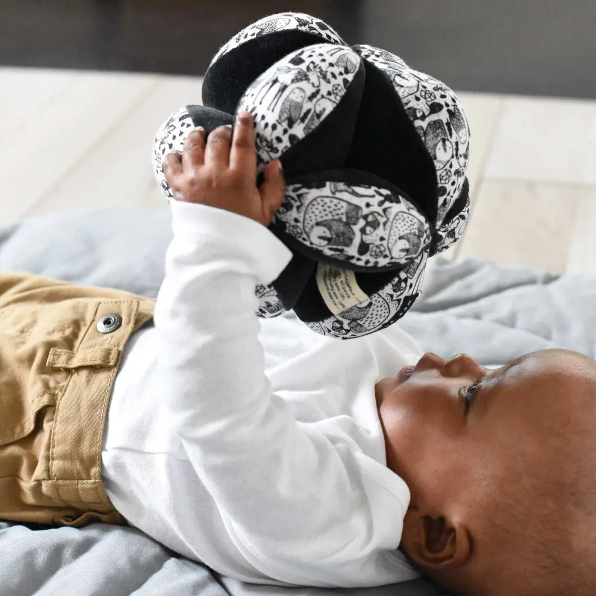 Balle sensorielle contrastée Wee Gallery Nordique