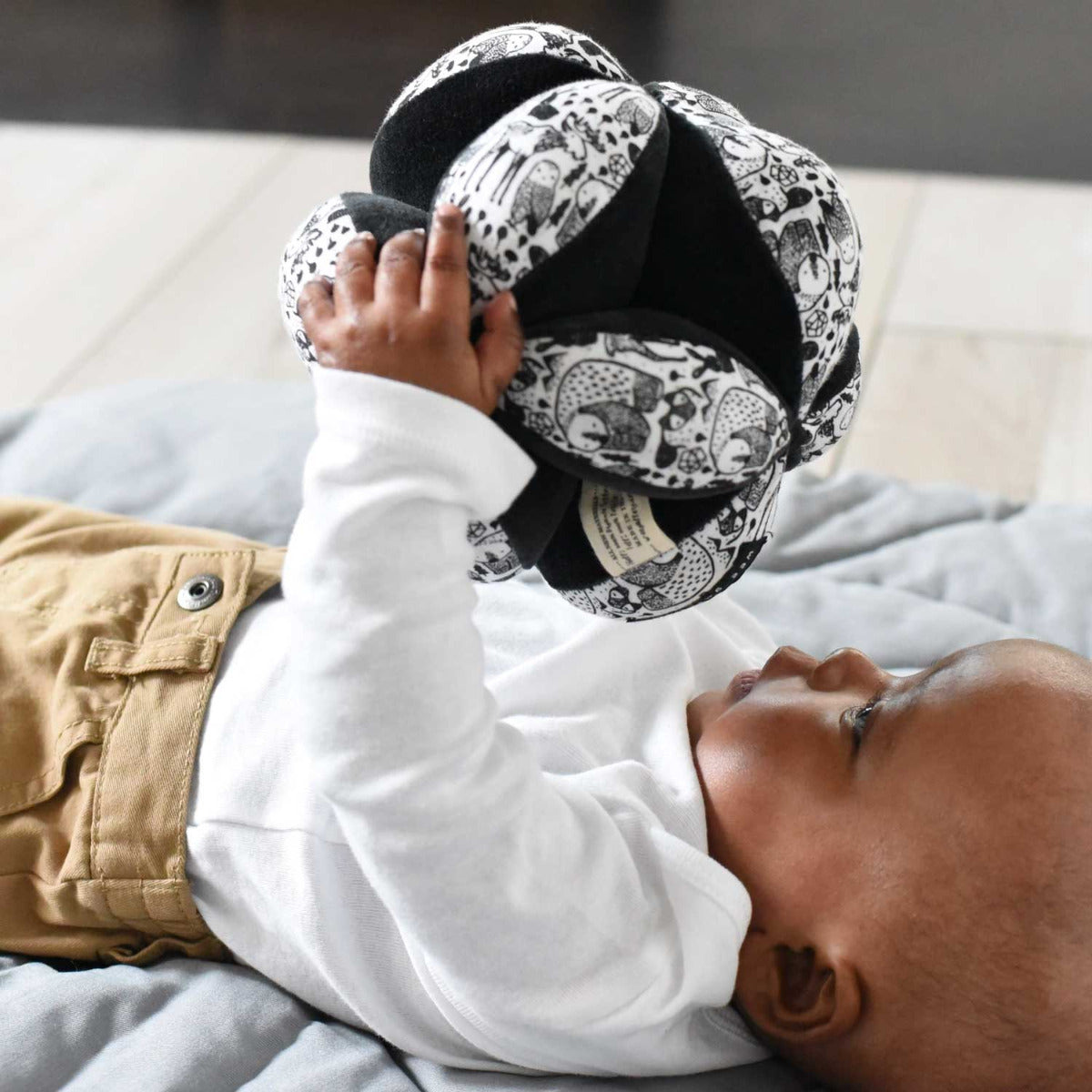 Balle sensorielle contrastée Wee Gallery Nordique