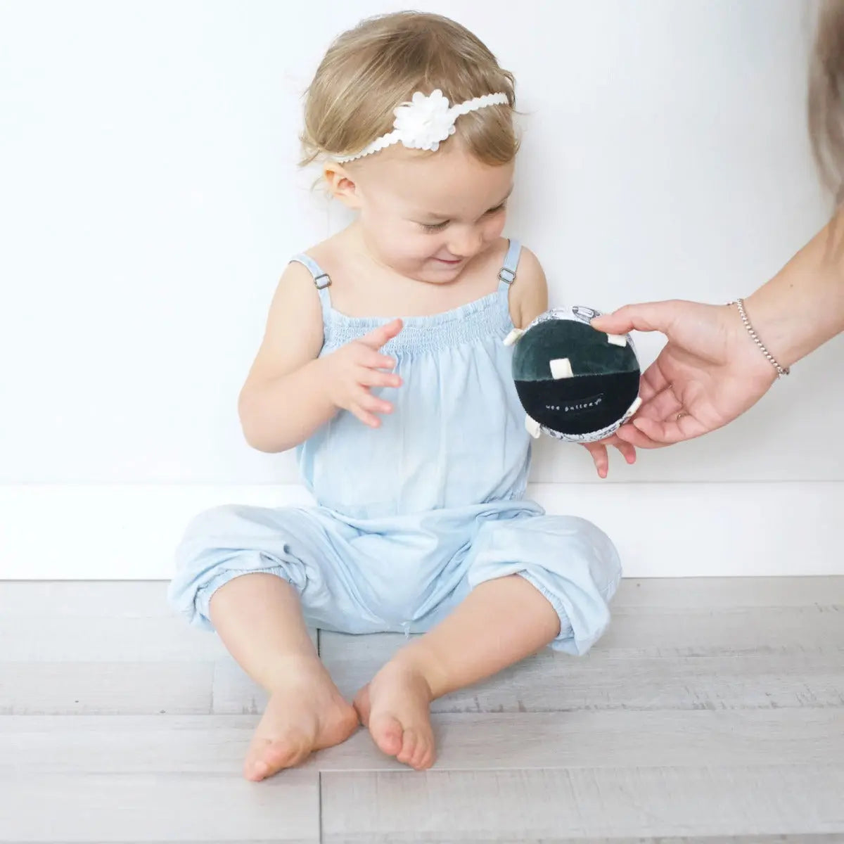 Petite balle sensorielle Wee Gallery - Sauvage - Lilinappy