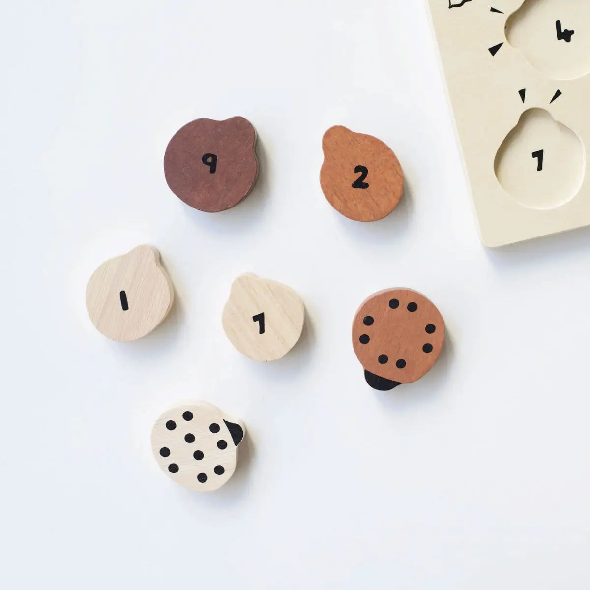 Puzzle en bois Wee Gallery - Coccinelles - Lilinappy