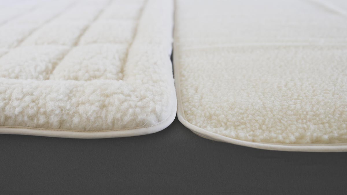 Surmatelas, protège-matelas ou peau d’agneau : que choisir ? Lilinappy
