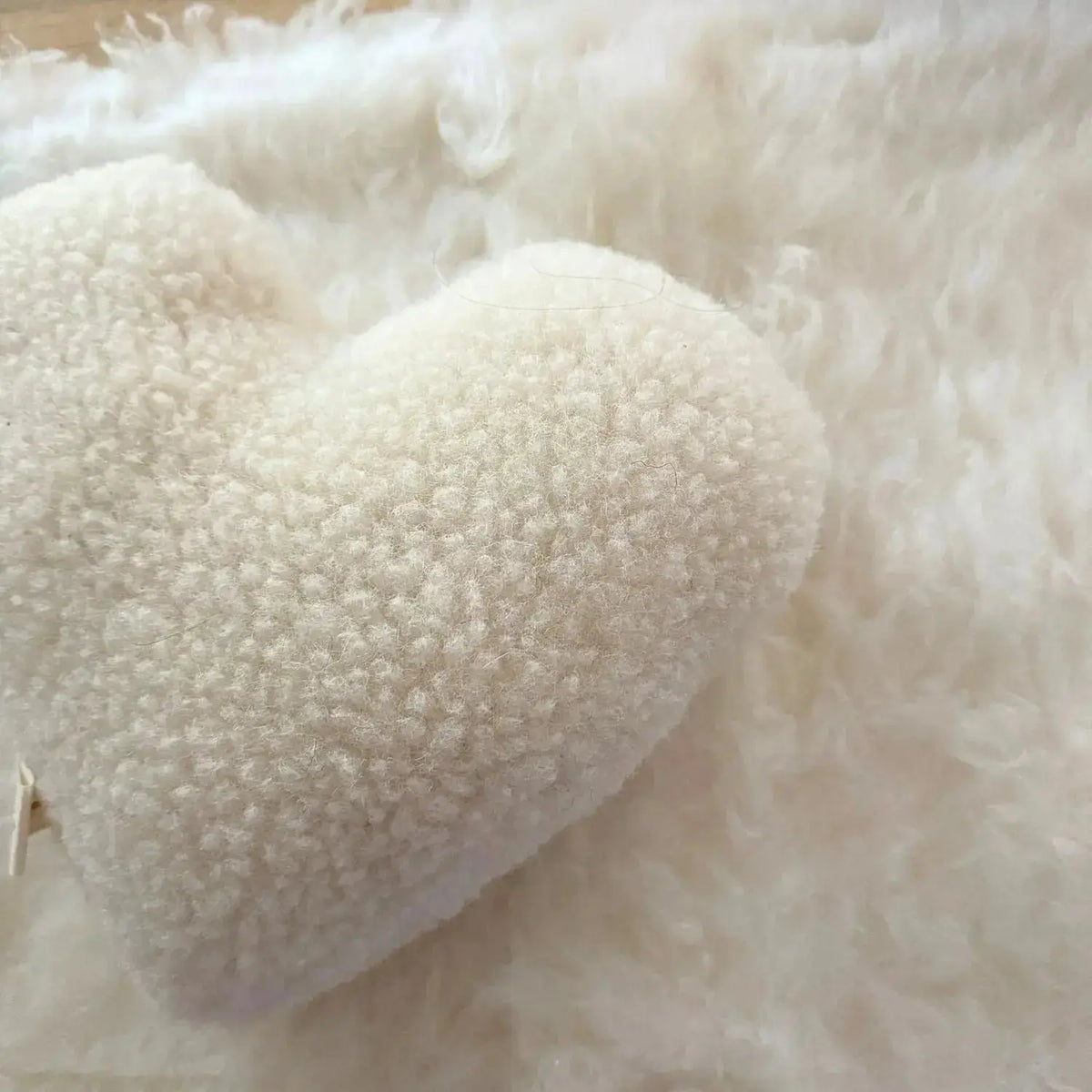 Coussin cœur en laine vierge Sassoupi 