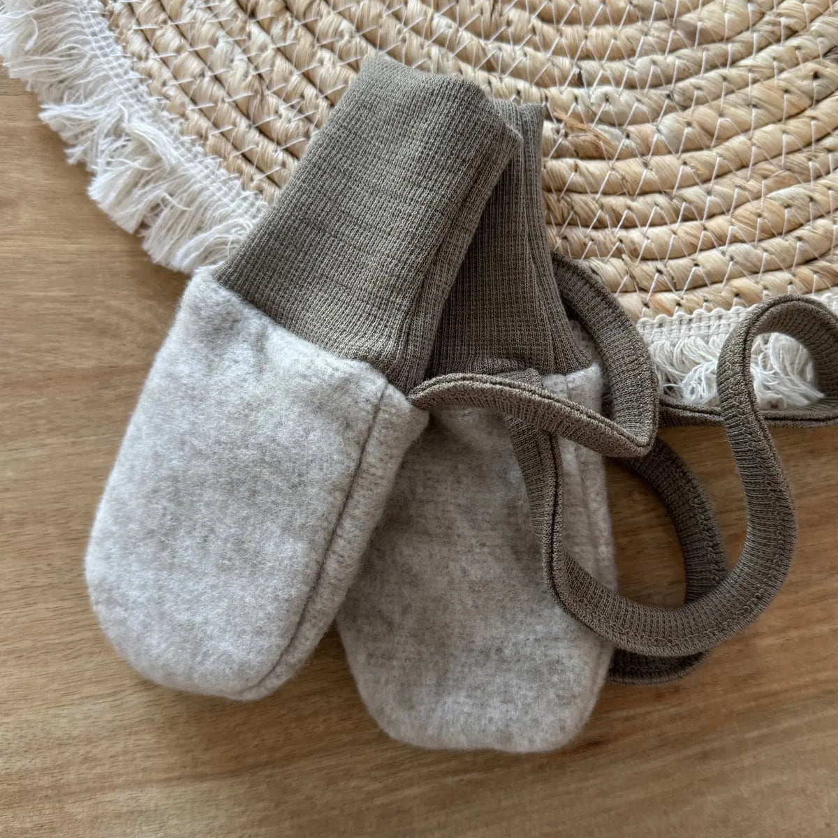 Moufles bébé en polaire de laine & coton bio Cosilana – Latté