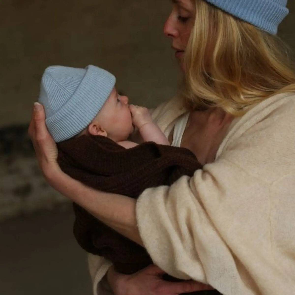 Bonnet naissance en laine mérinos Hvid – Bleu clair