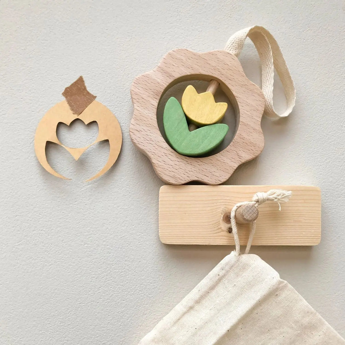 Hochet tulipe en bois Tulip KMR Childwood