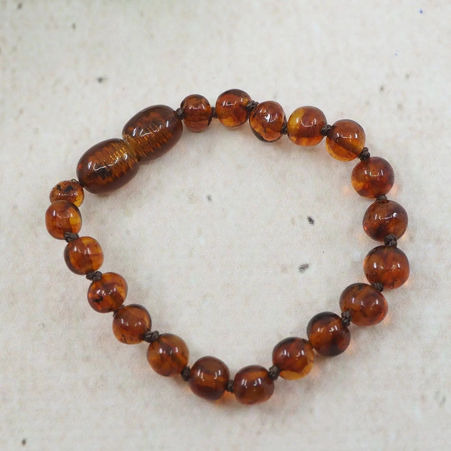 Bracelet d'ambre pour bébé - Cognac foncé 