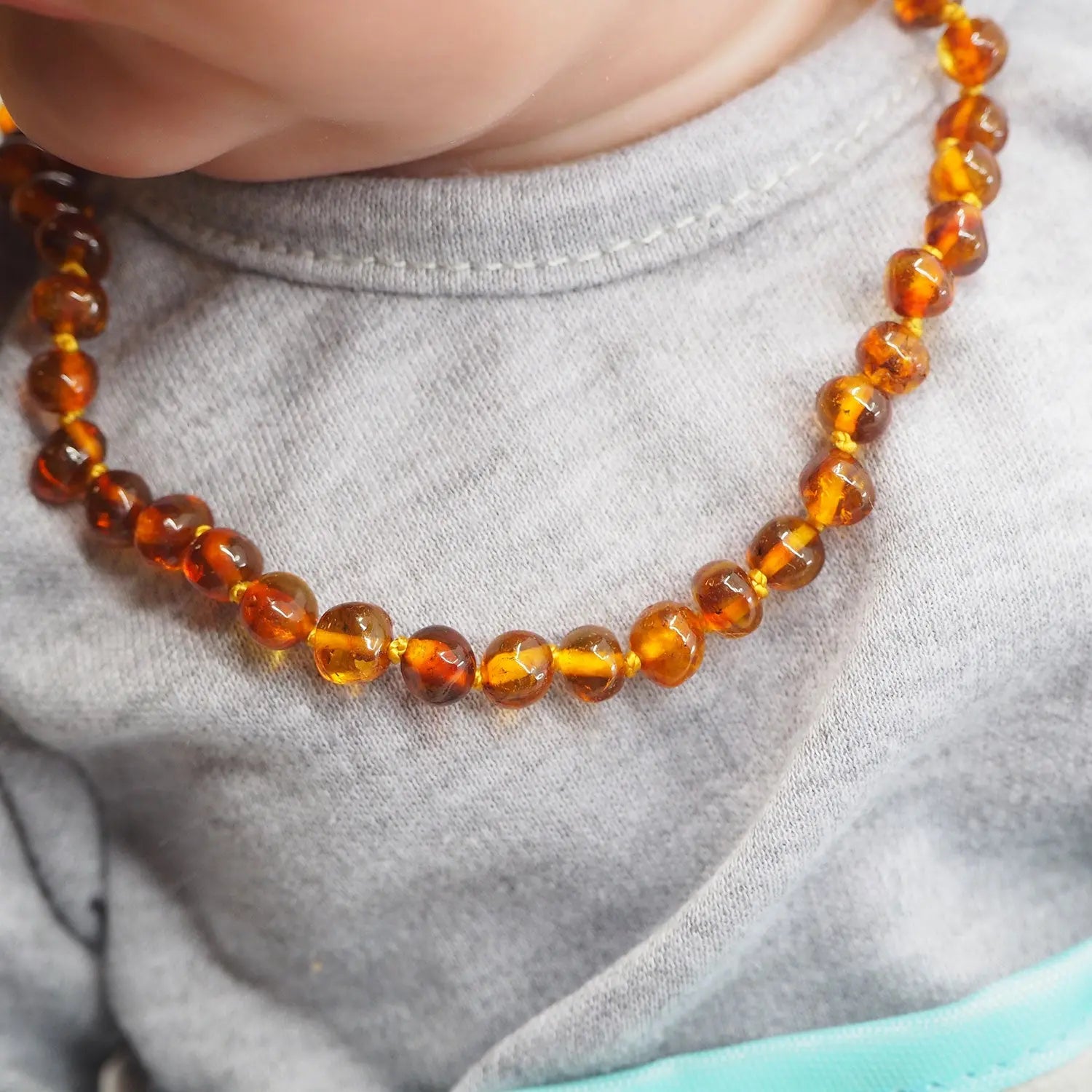 Collier d'ambre pour bébé - Baroque Cognac 