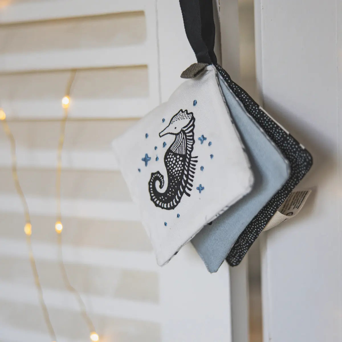 Jouet pour poussette Crinkle Pages Wee Gallery - Océan - Lilinappy