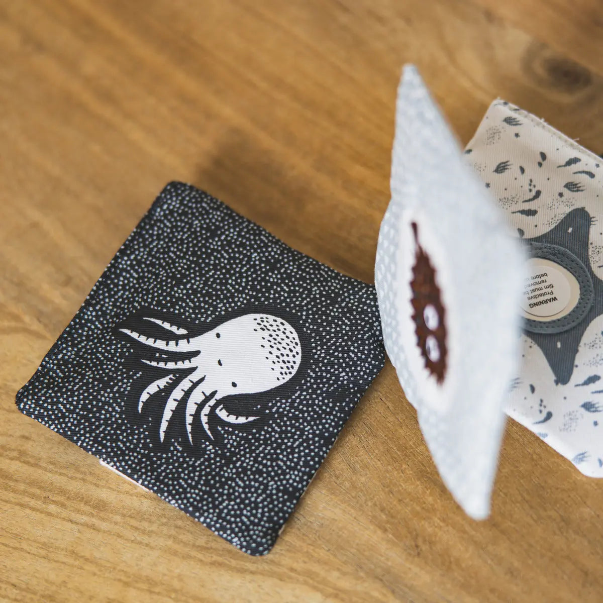 Jouet pour poussette Crinkle Pages Wee Gallery - Océan - Lilinappy