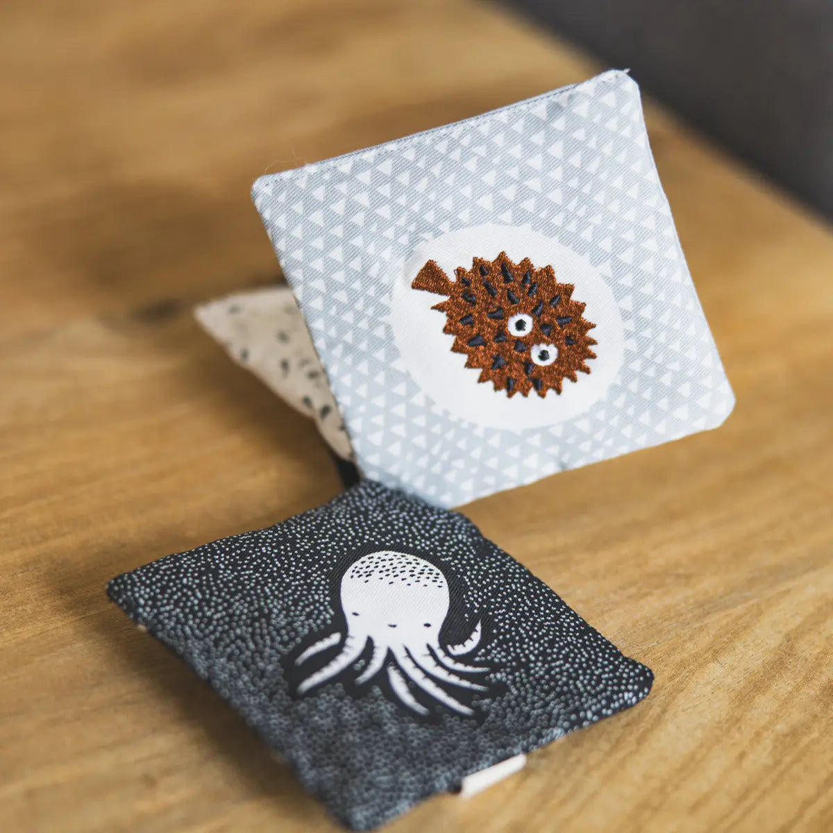 Jouet pour poussette Crinkle Pages Wee Gallery - Océan - Lilinappy