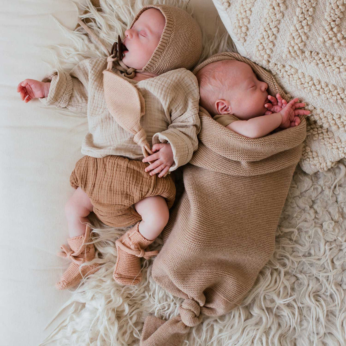 Cocon d'emmaillotage en laine mérinos HVID - Sable - Lilinappy