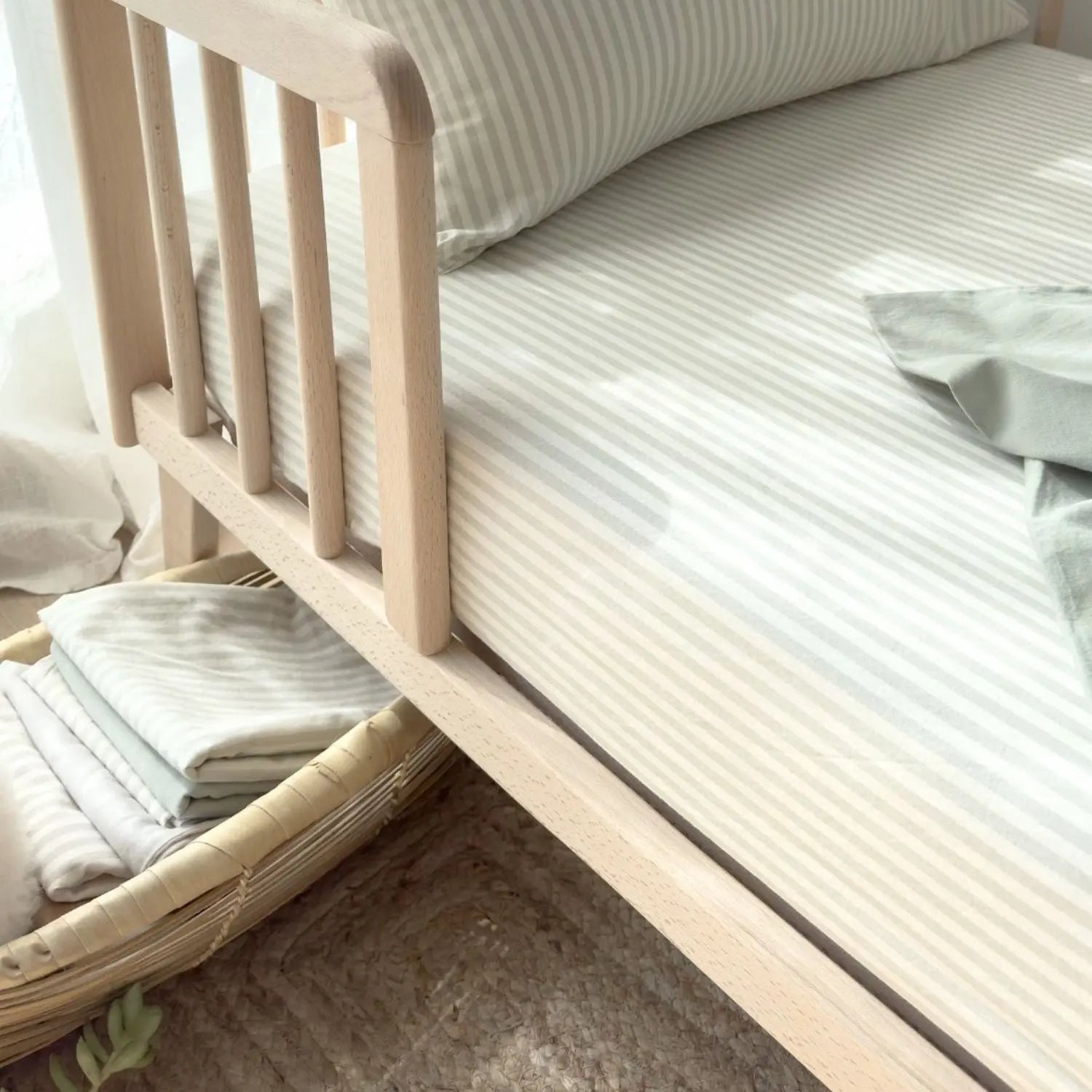 Drap-housse pour lit bébé en coton bio  Kadolis - Rayé Tilleul 