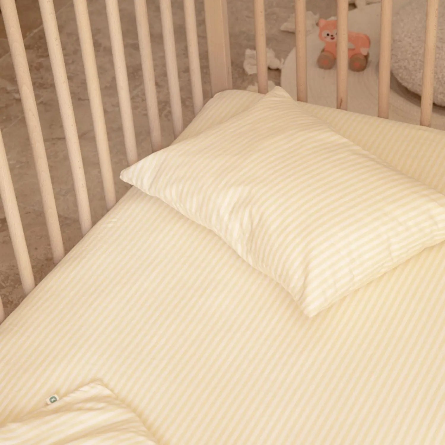 Taie d’oreiller bébé en coton bio Kadolis - Rayé jaune 