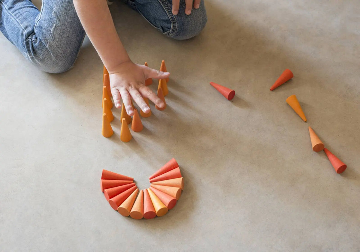Mandala composé de 36 cônes oranges en bois Grapat