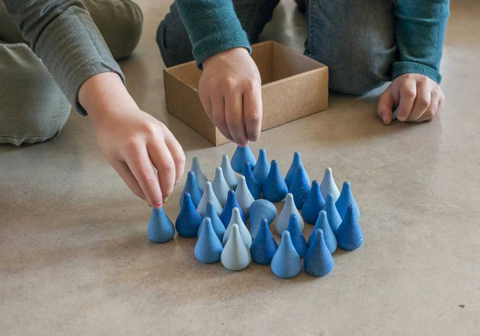 Mandala 36 gouttes de pluie en bois Grapat camaïeu de bleu