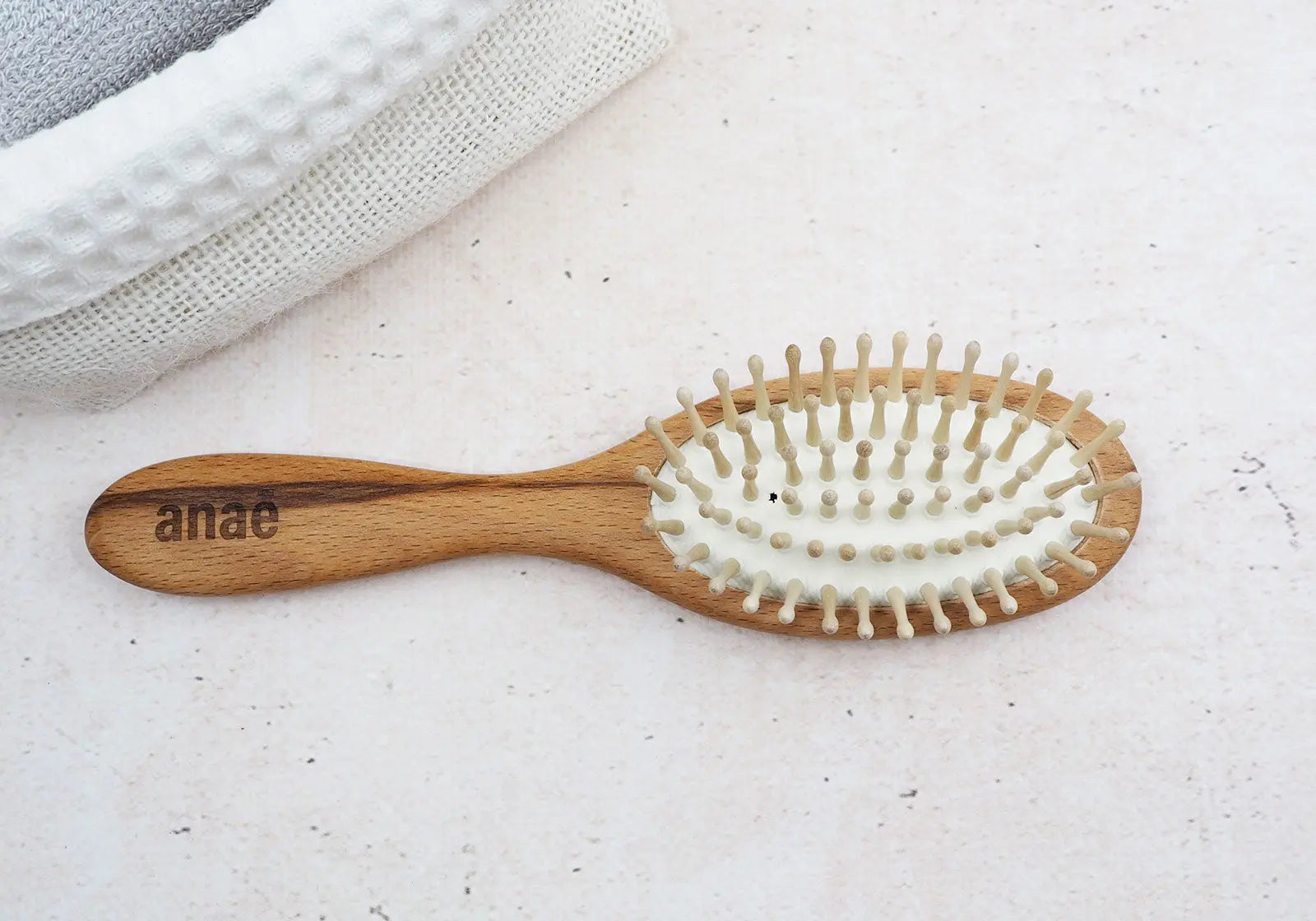 Brosse avec picots en bois Anaé, stimule la circulation sanguine et régule la production de sébum 