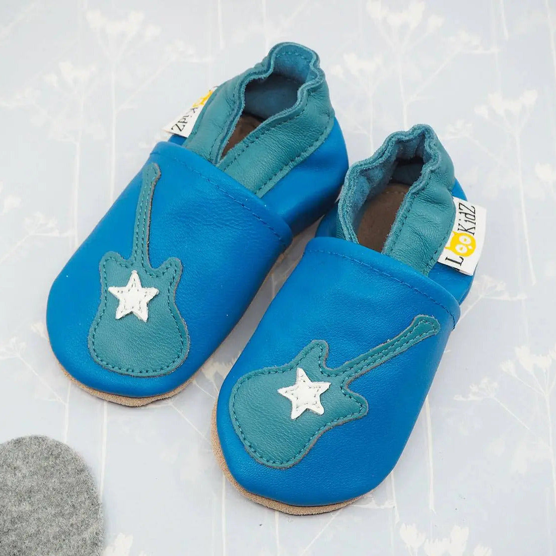 Chaussons en cuir Lookidz Guitare fond bleu