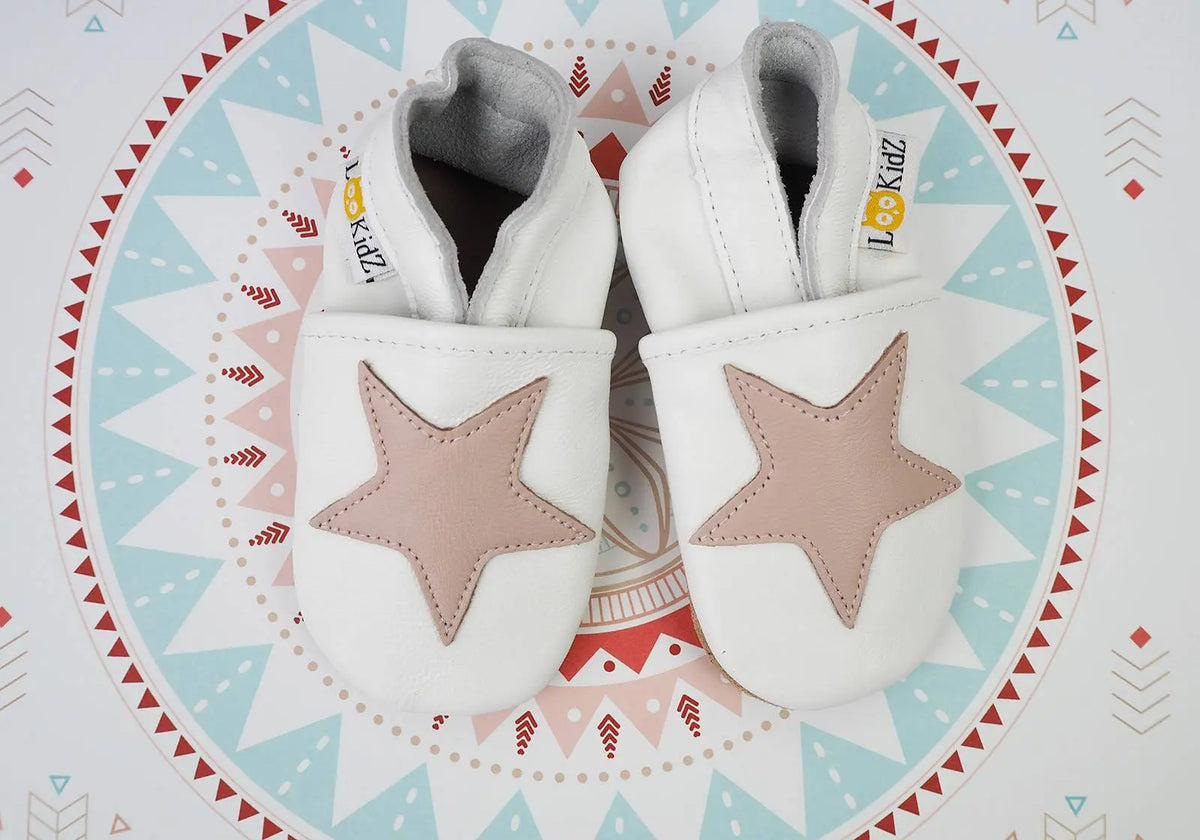 Chaussons en cuir Lookidz Etoile rose fond blanc