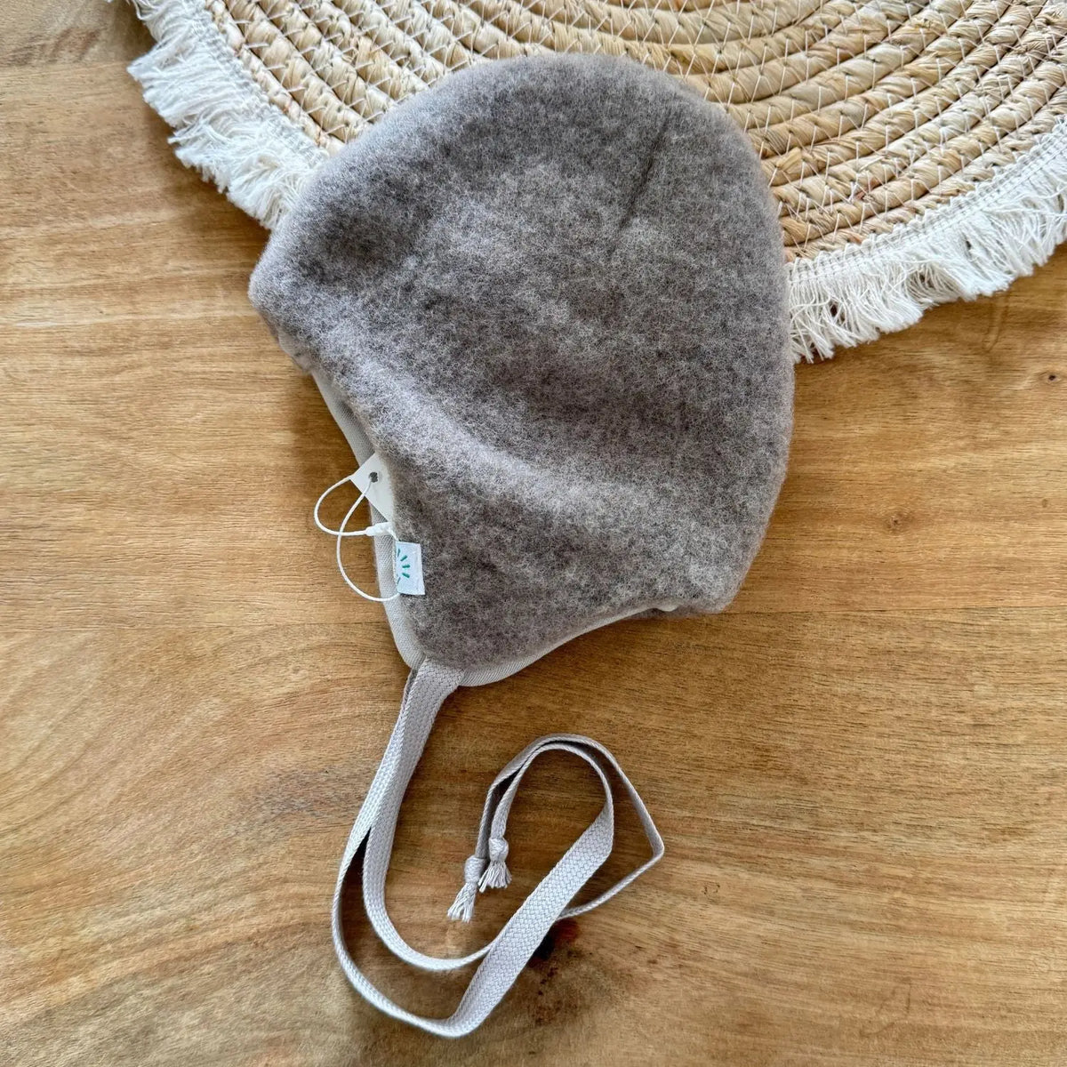 Bonnet bébé à nouer en polaire de laine bio Popolini – Sable