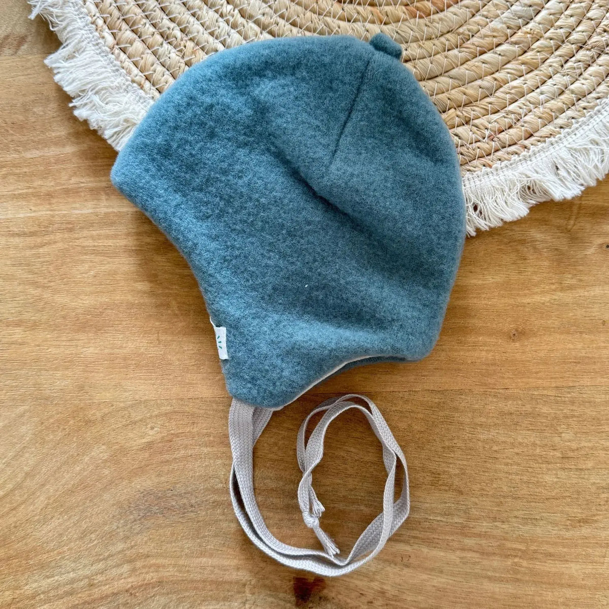 Bonnet bébé à nouer en polaire de laine bio Popolini – Sage green