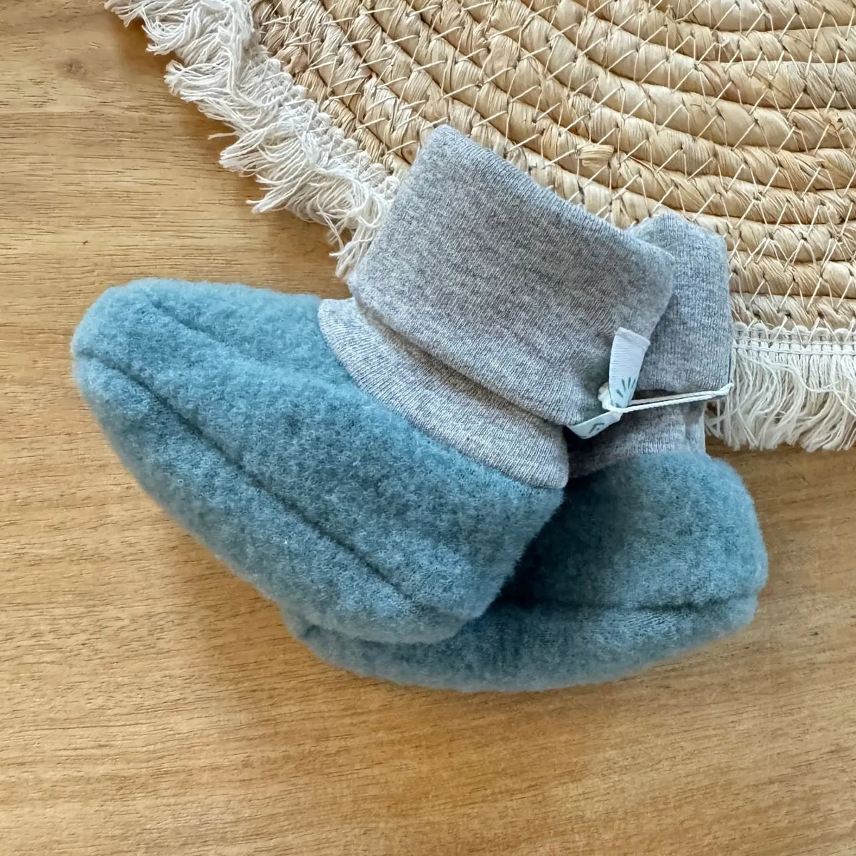Chaussons bébé en polaire de laine bio Popolini – Sage Green