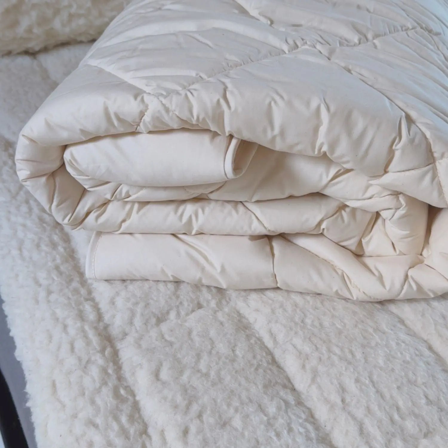 Couette matelassée MONO en laine de mouton bio Saling 