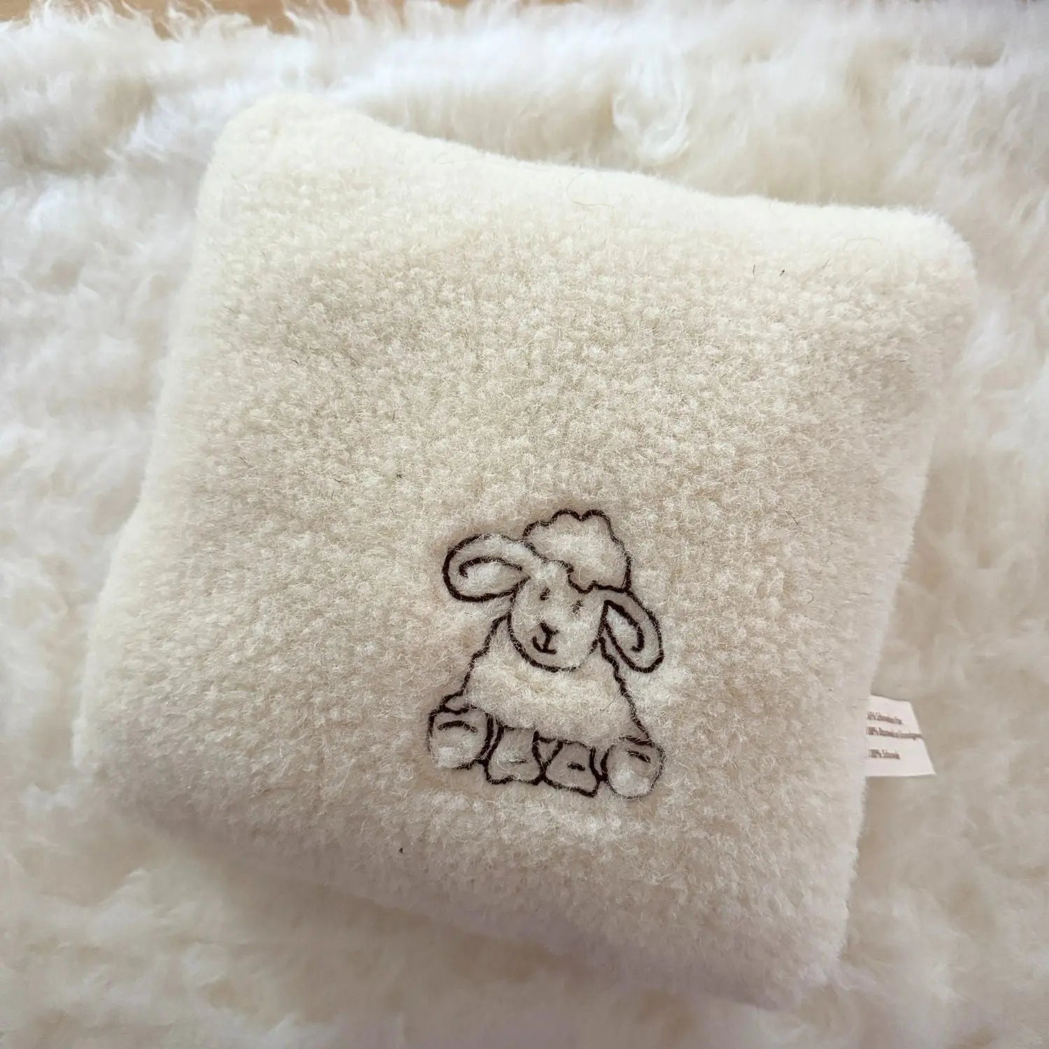 Coussin brodé mouton en laine vierge Sassoupi 